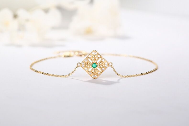Ladies Hollow out Retro Emerald Bracelet With 14K Yellow Gold